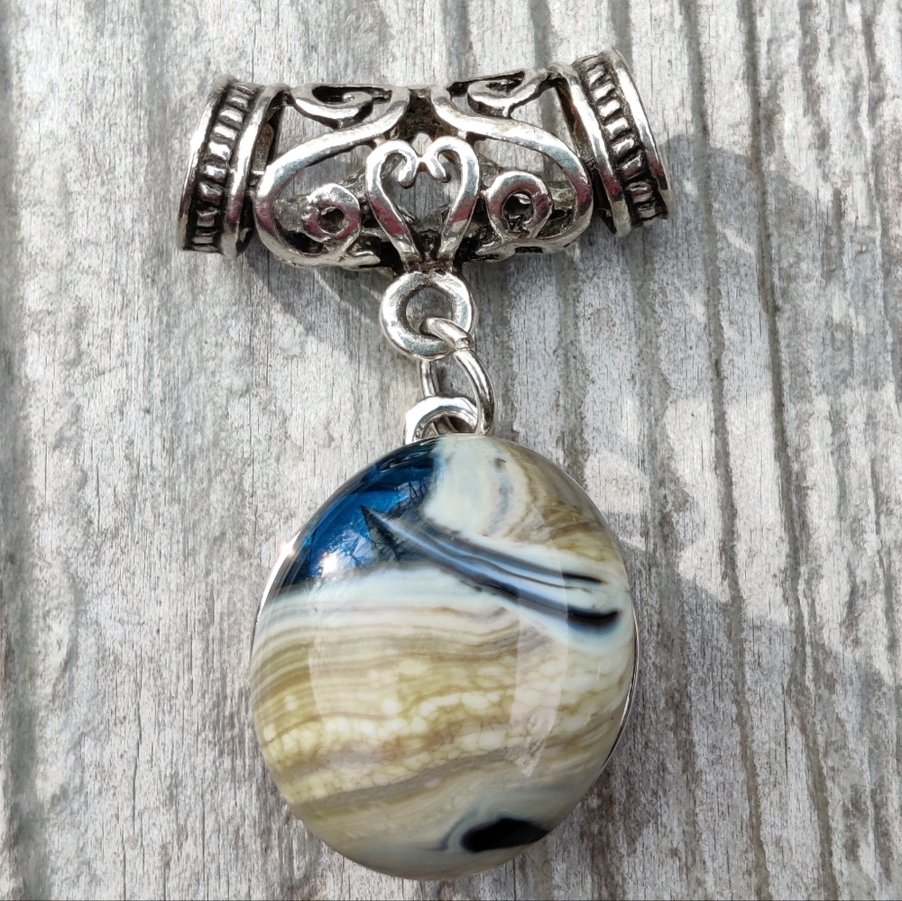 Elegant Silver and Blue Pendant Necklace